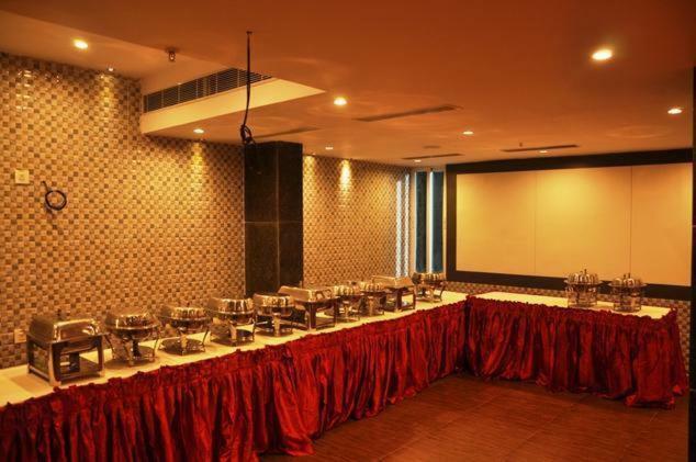 Hotel Manorama Vijayawada Bagian luar foto